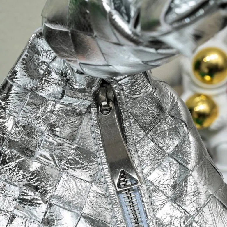 Batch 1520 BV Bottega Veneta's new women's medium JODIE handbag BV bag 🔥The new method is to round the corners on the original basis, and knot the round hobo bag with classic woven leather. The most iconic triangular pull-out design is made of sheepskin hanging soft shape, which is super suitable for concave shapes~Jodie feels really gentle to people. It is definitely the best item for daily matching, unchanged weaving, new elements twist, versatile, and the new favorite of street style Internet celebrities! Size: 36*21*13 Model: 6697